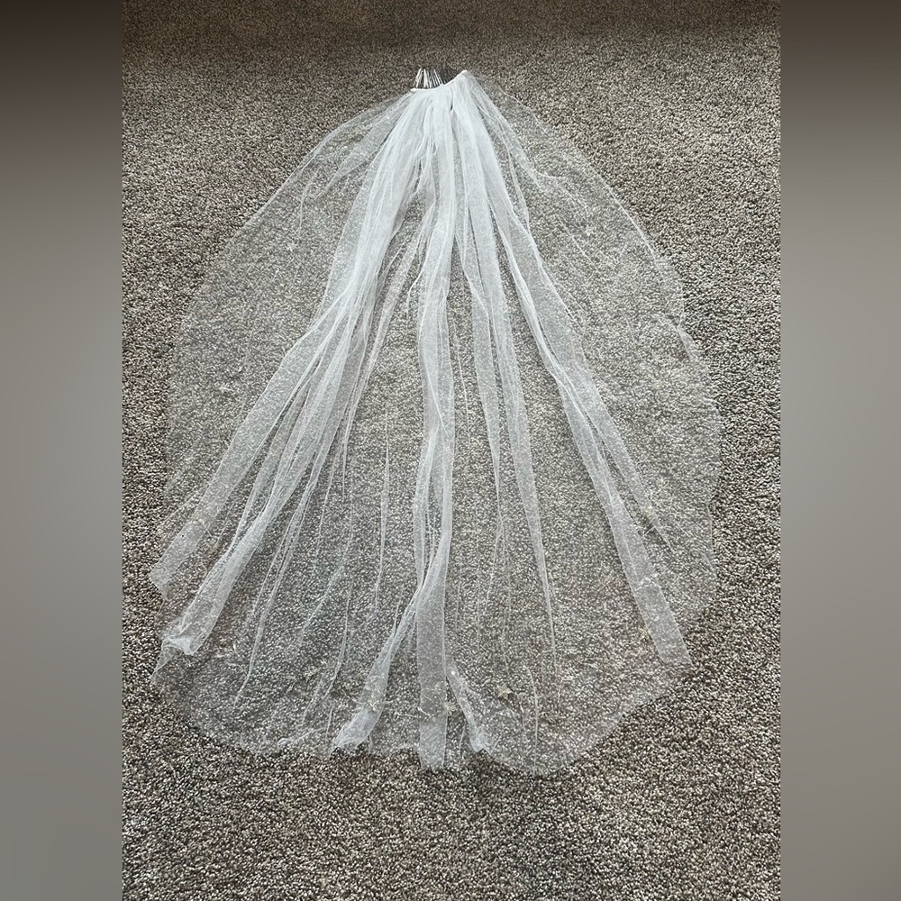 Elegant White Cathedral and blusher Bridal Veil with complete rhinestone detail - Picture 6 of 9